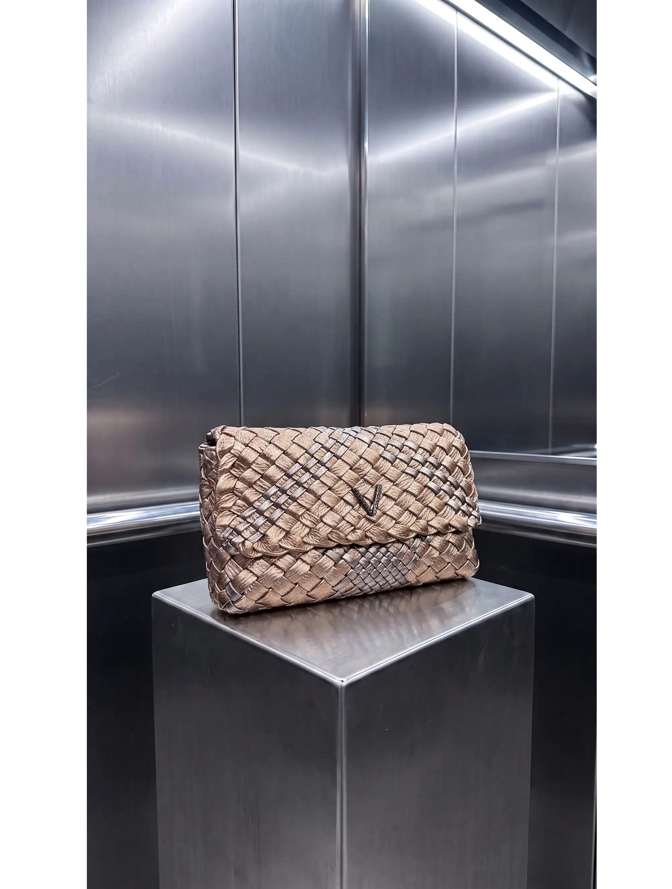 NEW MADISON V BRAIDED BI CLUTCH